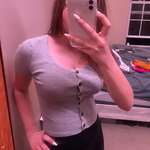 Forever 21: Gray button up crop top - Picture 5 of 5